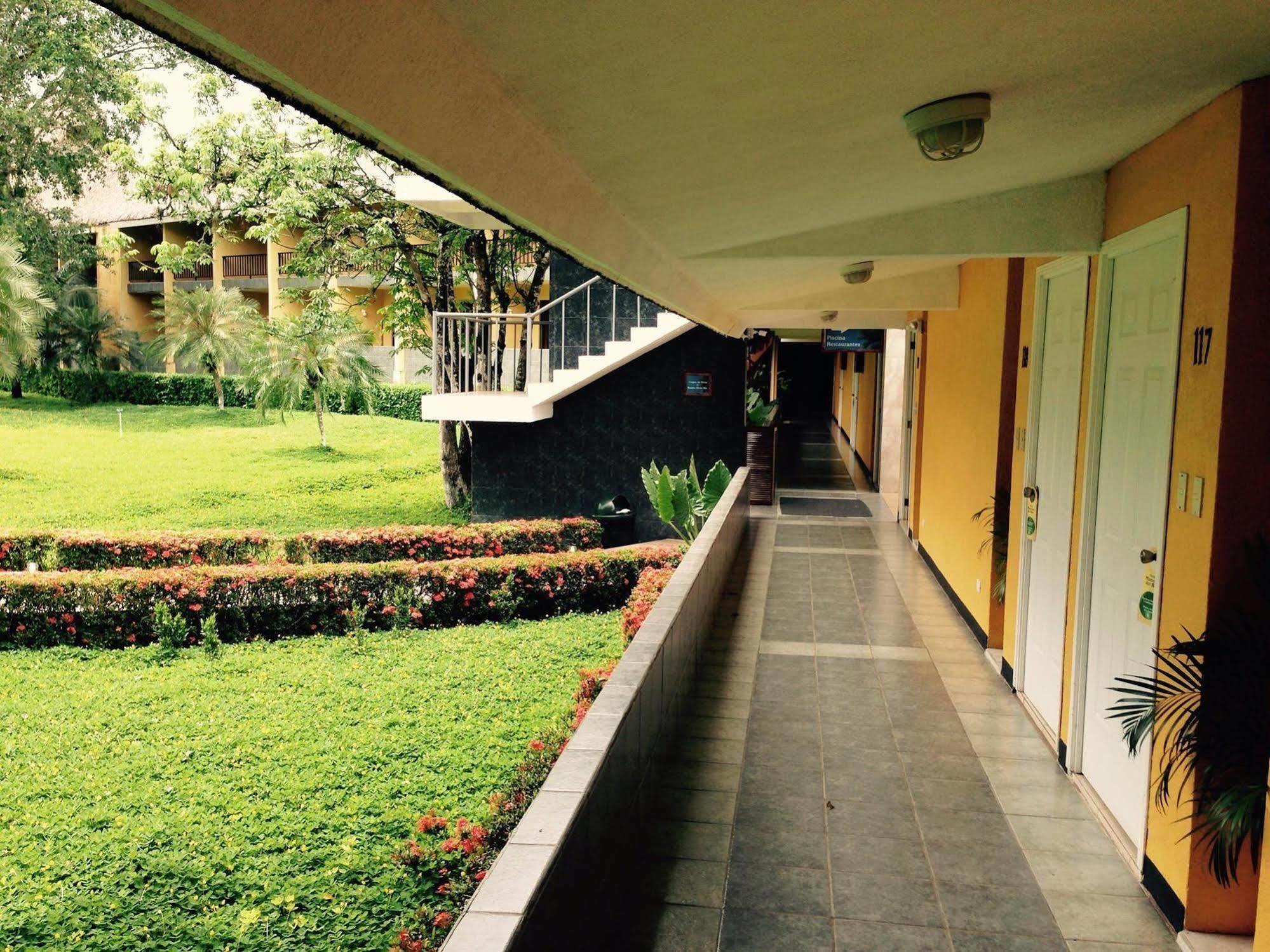 Hotel Mansion Del Rio Río Dulce Exterior photo